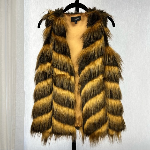 Romeo & Juliet Couture Jackets & Blazers - Romeo & Juliet Couture Faux Fur Vest